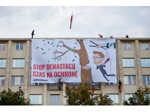 Polonya’da bakanlık çatısında eylem yapan çevreci aktivistlere gözaltı