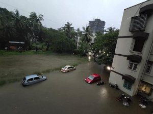 Mumbai’de şiddetli yağış sokakları göle çevirdi