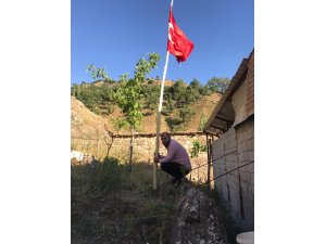 Yıllar sonra memleketine dönen vatandaş, köyün etrafını Türk bayrakları ile donattı