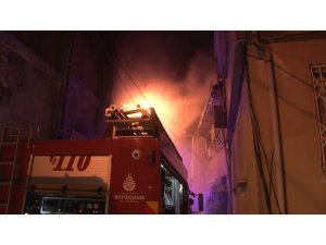 Beşiktaş’ta 4 katlı binanın çatı katında korkutan yangın