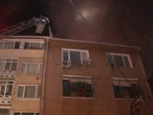 Beşiktaş'ta 4 katlı binada çıkan yangın paniğe neden oldu