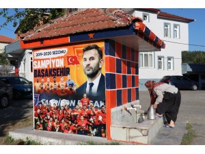 Fanatik çeşme şampiyon Medipol Başakşehir’in renklerine boyandı