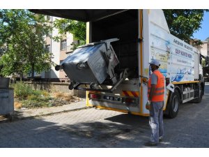 Akşehir’de çöp konteynerleri yıkanıp dezenfekte ediliyor