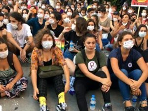 İzmir'de izinsiz yürüyüş yapmak isteyen kadınlara polis müdahalesi