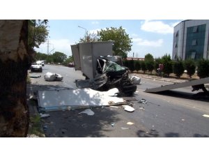 Avcılar’da kamyon ve araba çarpıştı, kamyon parçalandı: 2 yaralı