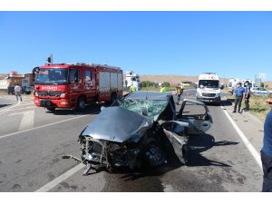 Sivas’ta iki otomobil kavşakta çarpıştı: 6 yaralı