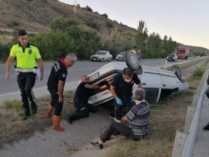 Otomobil refüje devrildi: 2 yaralı