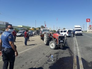 Traktör ile otomobil çarpıştı: 1’i çocuk 2 yaralı