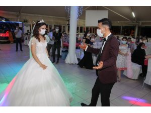 Düğün salonlarında koronavirüs denetimi: Gelin ile damat sosyal mesafeli dans etti