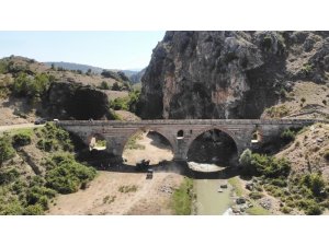 Kemerinde ’mescit’ bulunan 7 asırlık köprü