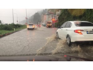 Rize’de şiddetli yağış yolları göle döndürdü