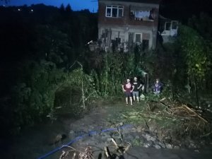 Rize’de taşan dere suları nedeniyle evlerinde mahsur kalan 3’ü çocuk 7 kişilik aileyi AFAD ekipleri kurtardı