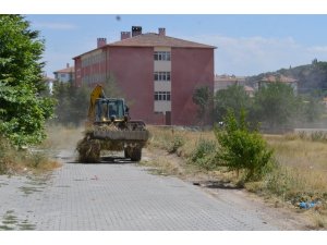 Bünyan’da temizlik apartman bahçelerinde devam ediyor
