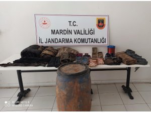 Mardin’de terör örgütüne ait iki farklı noktada el bombası ile yaşam malzemesi ele geçirildi