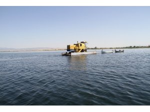 Beyşehir Gölü’nde yüzdürülerek adaya götürülen biçerdöverle hasat