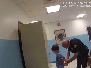 ABD polisinden 8 yaşındaki engelli çocuğa ters kelepçeyle gözaltı