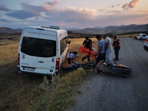 Şuhut’ta minibüs ile motosiklet çarpıştı: 1 yaralı