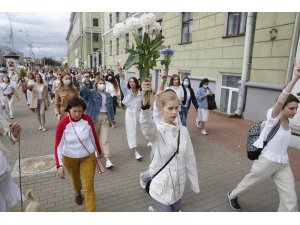 Belarus’ta devam eden protestolarda kadınlar sokaklara indi