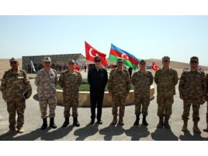 Milli Savunma Bakanı Akar ve TSK Komuta Kademesi Azerbaycan’da icra edilen tatbikatı izledi