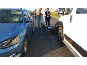 Feci kaza: Motosikletli kurye minibüse çarpıp otomobilin camına uçtu
