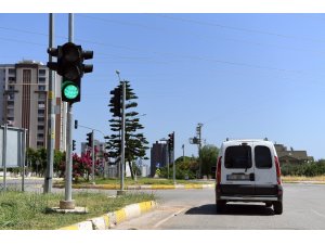 Büyükşehir Belediyesi, 20. Caddedeki kavşağa trafik sinyalizasyon sistemi kurdu