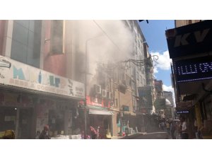 İş merkezinde çıkan yangın vatandaşları sokağa döktü