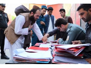 Afgan hükümeti tutuklu 400 Taliban mahkumunu serbest bırakmaya başladı