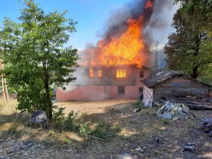 Çatalzeytin’de iki katlı ahşap ev alev alev yandı