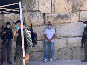 İsrail güçleri, Mescid-i Aksa’da Filistinli gazeteciyi gözaltına aldı