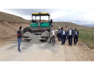 Başkan Ensari, ilçede devam eden asfalt yol yapım çalışmalarını yerinde inceledi