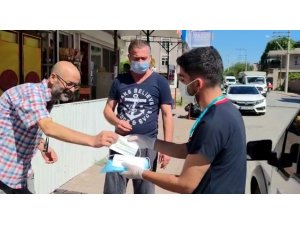 Adana’da vatandaşlara maske dağıtılıp bilgilendirme yapıldı