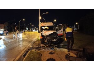 Bursa’da ambulans ile ticari araç çarpıştı: 3 yaralı