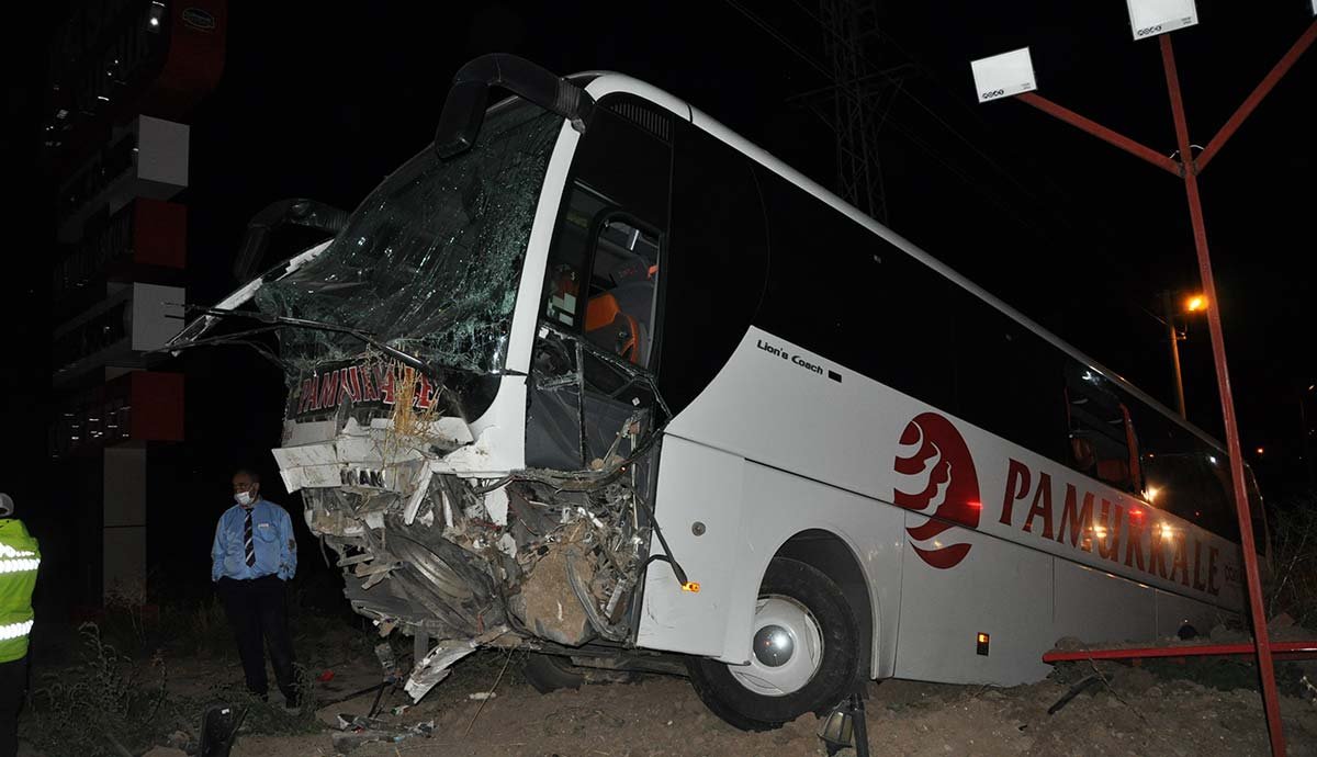 Yolcu otobüsü kaza yaptı: 30 yaralı