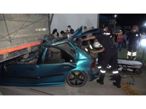 Kırıkkale’de feci kaza, otomobil tıra ok gibi saplandı: 1 ölü, 4 yaralı