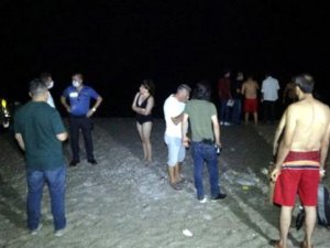 Antalya'da denize giren vatandaşlar, suyun yüzeyinde hareketsiz bir beden gördü.