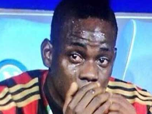 Irkçılık Balotelli'yi ağlattı