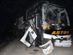 Yolcu otobüsü ile briket kamyonunun çarpışmasıyla meydana gelen kazada yaralılar var.