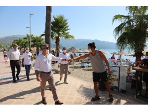 Başkan Oktay, turistlere maske dağıttı