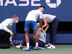 Djokovic'in sinirlenip rastgele vurduğu top çizgi hakeminin boğazına isabet etti.