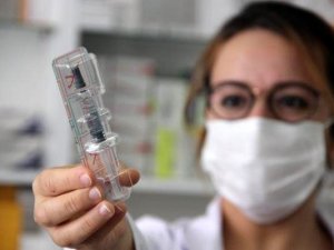 Koronavirüs vakalarının tekrar artmasıyla eczanelerde grip ve zatürre aşıları tükendi.