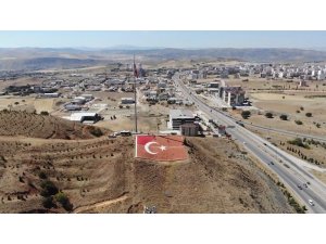43 ilin geçiş noktasında yer alıyor, 600 metrekarelik Türk bayrağı bakıma alındı