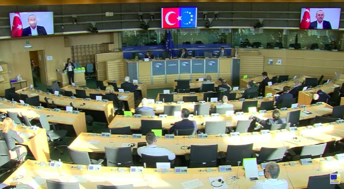 Avrupa Parlamentosu’nda Türk bayrağı krizi! Alman vekil: Yeniden göstermeyin