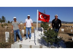 Şehit mezarlarının bakımı yapıldı bayrakları değiştirildi