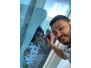 Korona hastası babanın kızıyla cam arkasından hasret gidermesi yürek burktu