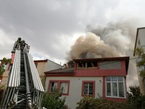 Müstakil evin çatısında çıkan yangın paniğe neden oldu