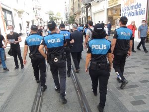 İstiklal Caddesi’nde polis ekiplerinden maske uyarısı