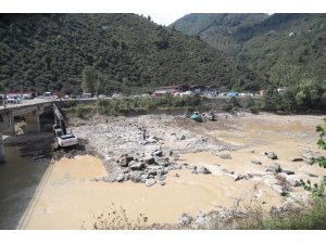 Bakan Soylu, Giresun’daki sel felaketinde kaybolan 4 kişiyi arama kurtarma çalışmalarında incelemelerde bulundu