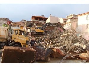 Deprem riski taşıyan okul binasının yıkımına başlandı
