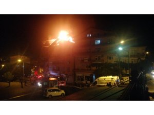 5 katlı binanın çatı katı yandı: 2 kişi dumandan etkilendi
