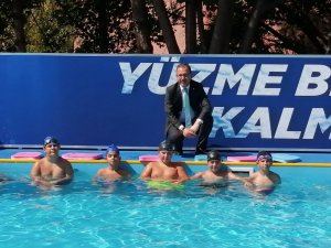 Bakan Kasapoğlu: "Amacımız isteyen herkese yüzme öğretmek"